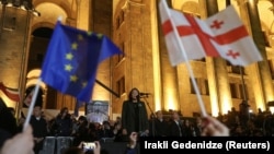 Протестующие у здания парламента Грузии после спорных выборов. Тбилиси, Грузия, 28 октября 2024 года