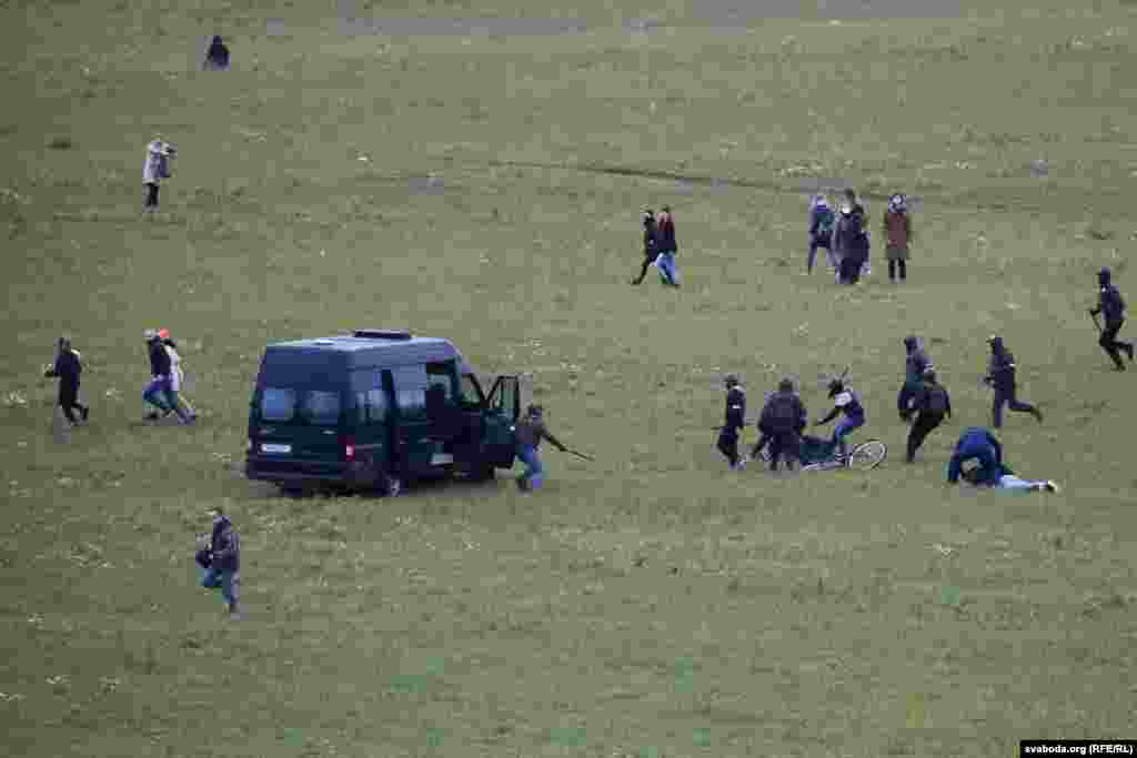 На гэтым фота відаць, што раварыста б'юць людзі ў цывільным адзеньні, але з вайсковым рыштункам, без апазнавальных знакаў