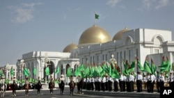 Prezident köşgüniň öňünde parad (arhiw suraty)