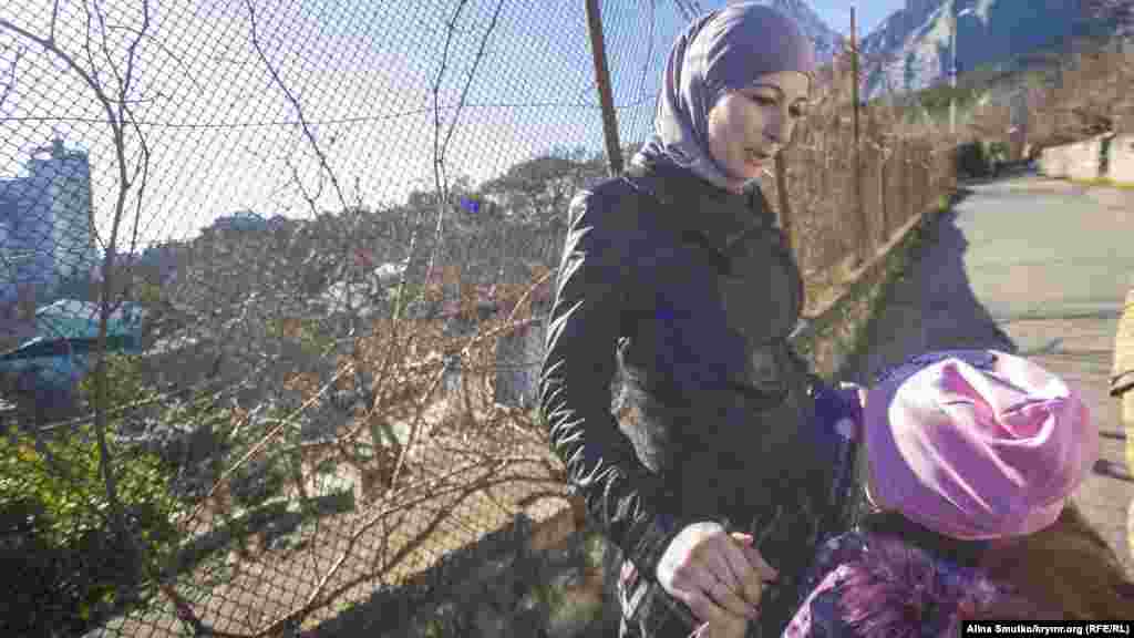 Сафіє з матір'ю неподалік свого будинку в Кореїзі