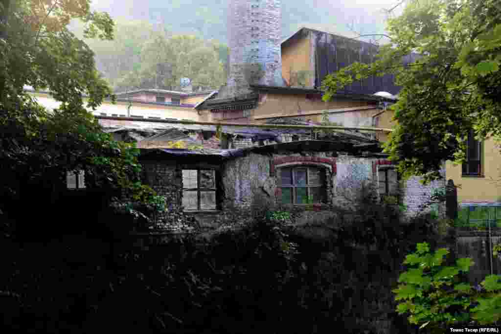 "Миллиарддар дейсиңерби? Бул тамаша го?", - деп какшык жооп кайтарган жергиликтүү тургундардын бири "ал жакта шыбы күбөлөнүп түшүүдө" деди.