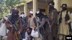 ځايي ولس وايي، دغلته زياتره وخت د مولوي اسحاق او د اختر محمد وسله والې ډلې تر منځ نښتې کېږي چې پر يو بل بريدونه کوي. (انځور له ارشیفه)