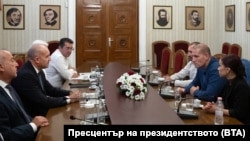 Снимка, публикувана от президентството, от срещата между президента Румен Радев и ютюбъра Станислав Цанов.