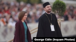 Maia Sandu sosind la ceremonia de la București, pe 26 octombrie 2025.