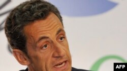 رييس جمهور فرانسه در جريان ديدار با نمايندگان حزب خود در پارلمان اين كشور گفت: ما نمى توانيم به ايران اجازه دهيم كه به سلاح هسته اى دست يابد.