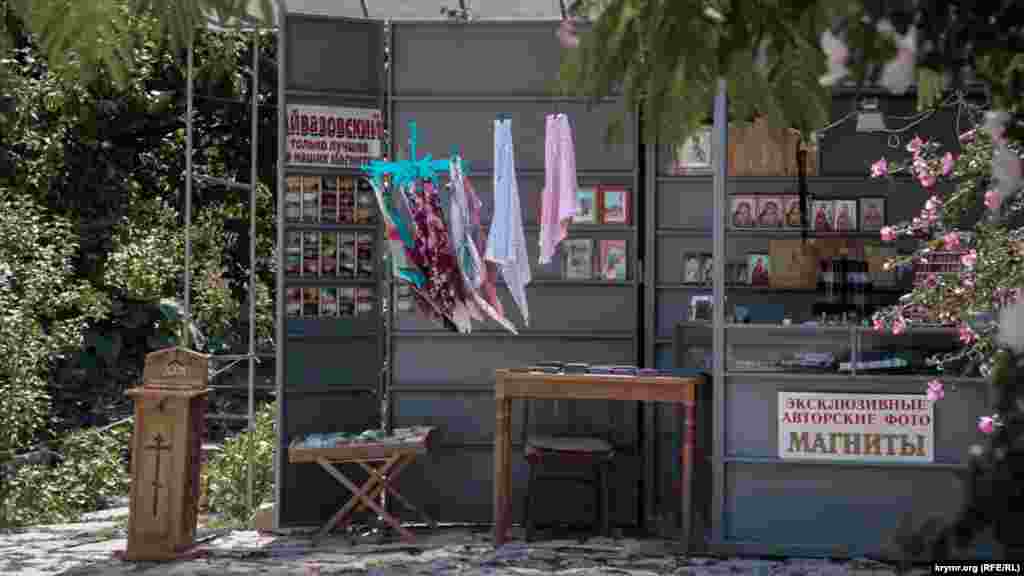 Tükânçıqlarda magnit ve ikona satın almaq ve kilsege sadaqa qaldırmaq mümkün&nbsp;