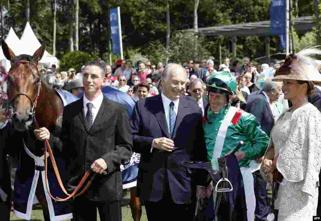 Фаронса, соли 2012. Оғохон ва Шоҳдухтар Зара асптози ирландӣ Ҷон Патрик Муртағро бо пирӯзӣ дар пойга бо аспи "Валира"-и Оғохон табрик мекунанд&nbsp;