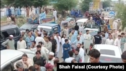 د دير اوسېدونکې د يوه استاد او د هغه لور د وژنې خلاف مظاهره کوي. پخوانی انځور