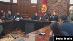 После октябрьских событий в Доме правительства. Слева направо: Максат Мамытканов, Камчыбек Ташиев, Темирбек Асанбеков, Сыймык Жапыкеев и Садыр Жапаров.