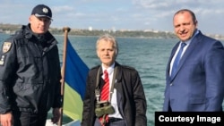 Qırımtatar halqınıñ lideri, Ukraina halq deputatı Mustafa Cemilev (ortada) ve Qurultay delegatı Rustem Umerov (sağdan)