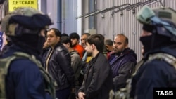 Задержание мигрантов на рынке в Новосибирске. Архивное фото