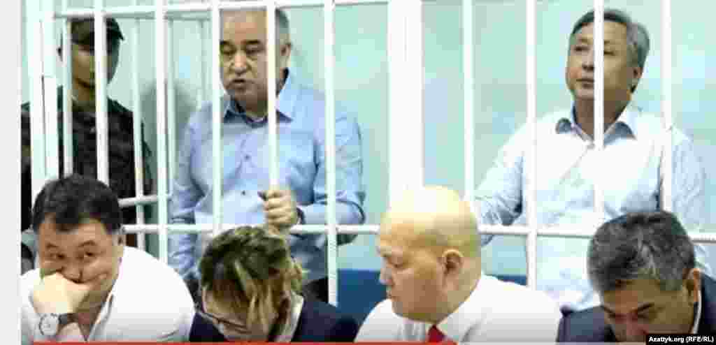 "Ата Мекен" партиясынын лидери Өмүрбек Текебаев менен экс-министр Дүйшөнкул Чотонов "Мегаком" компаниясына байланыштуу орус жараны Леонид Маевскийден 1 миллион доллар пара алган деп айыпталып жатат. Бул акча Чотоновдун айылдаш таанышы, кийин көзү өтүп кеткен Талант Маматкеримов аркылуу алынганы тергөөдө айтылган. Соттолуучулар бул кылмыш ишти саясий куугунтук деп атап келет. 5-июнь, 2017-жыл