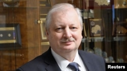 64-годишният руски дипломат Александър Дарчиев се занимава основно със Северна Америка, откакто Роналд Рейгън е президент на САЩ.