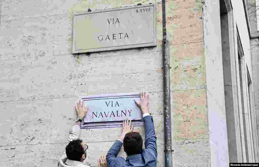 Активисты устанавливают самодельный уличный знак у здания посольства России в Риме (Италия) после гибели российского оппозиционера Алексея Навального в тюрьме. Март 2024 года