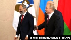 Россия - Премьер-министр Армении Никол Пашинян (слева) и президенты России и Беларуси Владимир Путин и Александр Лукашенко на заседании ЕАЭС, Сочи, 14 мая 2018 г.