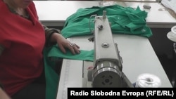 Архивска фотографија- работничка во текстилна фабрика 