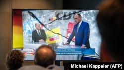 Олаф Шольц и Фридрих Мерц, предвыборные дебаты, 19 февраля 2025 года. (Фото AFP)