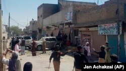 په چمن کې وخت نا وخته د سړک غاړې ته د ښخ کړل شویو بمونو چاودنې کېږي. (انځور: ارشیف)