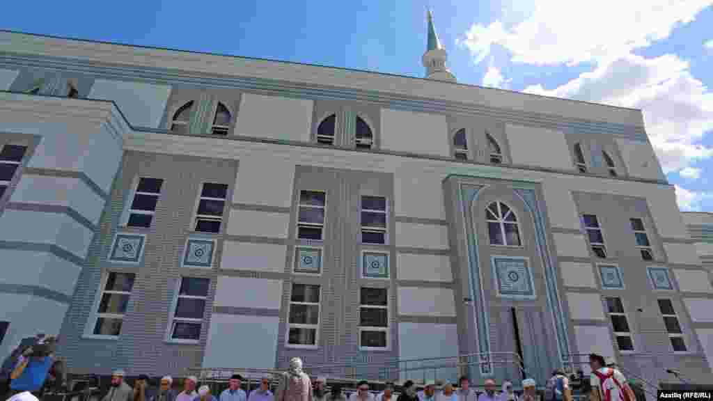 "Ярдәм" мәчете каршына алдан утыртылган күрә алмаучылар