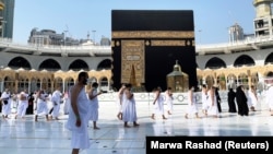 Ритуальный обход Каабы – мусульманской святыни в виде кубической постройки во внутреннем дворе мечети «аль-Харам». 4 октября 2020 года.