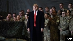 D.Tramp 2019-cu ildə Şükran günü münasibətilə Baqram aerodromuna gözlənilməz səfəri zamanı hərbçilərə müraciət edir.