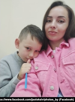 Roman Oleksiv, alături de mama sa, Halina, care a fost ucisă în atacul cu rachete rusești din 14 iulie 2022, din Vinița