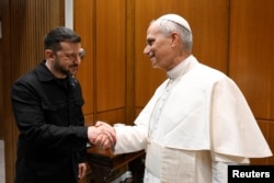 Папа Римский Лев XIV принимает Владимира Зеленского в Ватикане после своей инаугурационной литургии. 18 мая 2025 года