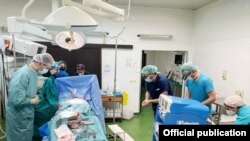 Докторите и се поклонуваат на младата девојка чие семејство одлучи да ги донира нејзините органи.