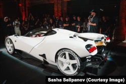Саша Селипанов (справа) представляет гиперкар Nilu27