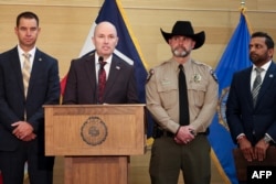 (De la stânga la dreapta) Beau Mason, Departamentul de Siguranță Publică din Utah, guvernatorul statului Utah, Spencer Cox, șeriful Mike Smith și directorul FBI, Kash Patel - conferință de presă despre prinderea suspectului de uciderea activistului Charlie Kirk.