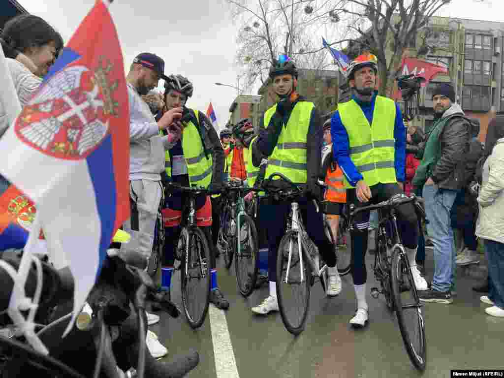 Сербиянең Нови-Сад тимер юл станциясендә түбә җимерелеп 15 кеше һәлак булганнан соң башланган каршылык чаралары дәвам итә. Бер төркем студент велосипедта Страсбургка Сербия хакимиятенә зарланырга бара. 