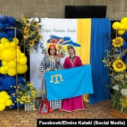 Elmira Kataki (soldan) Kalgarideki Ukrayin festivalinde, Kanada