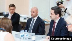 Reprezentanții Partidului Democrat Modern (PDDM), depunând la Comisia Electorală Centrală listele de candidați pentru alegerile parlamentare. Chișinău, 18 august.