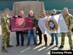 Олега Ковешников (третий слева). Лица мужчин в камуфляже замазаны автором фото