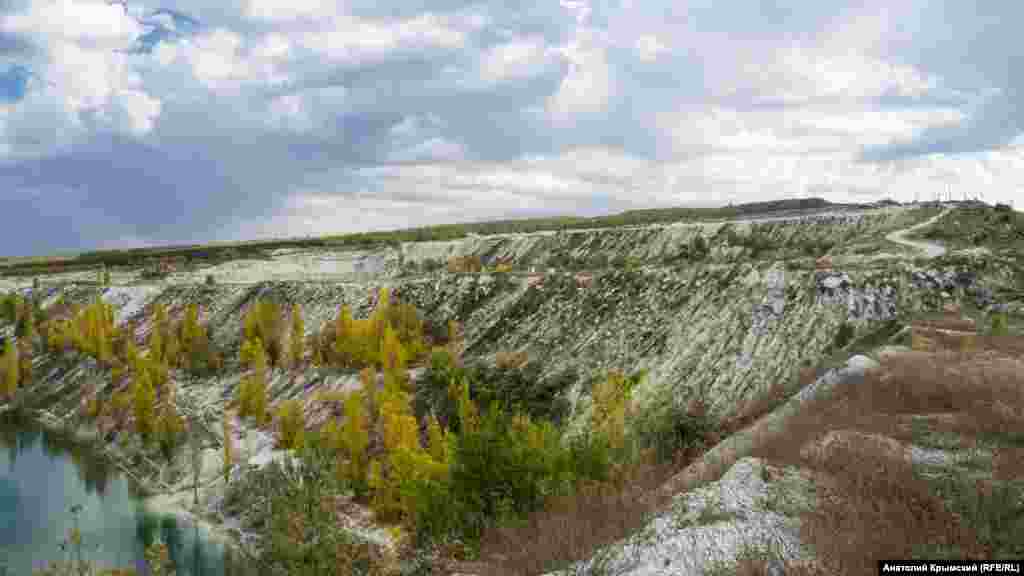 По соседству с озером на двух карьерах по-прежнему добывают альминский известняк