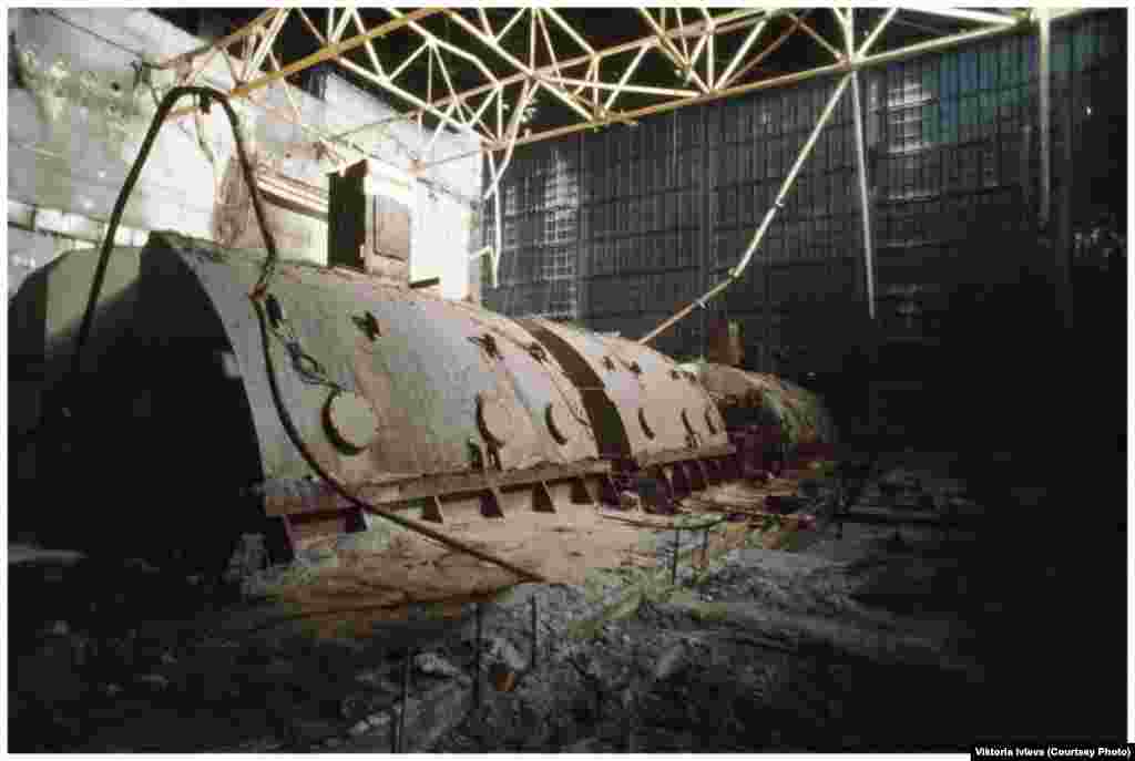 Разрушенный машинный зал. Виктория Ивлева говорит, что она не почувствовала никакого страха при съемке внутри четвертого энергоблока: "Я не чувствовала ничего, кроме любопытства".