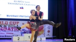 Акробатикалык рок-н-ролл менен алектенген Екатерина Тихонова Польшадагы мелдеште, 2014-жылдын апрель айы.
