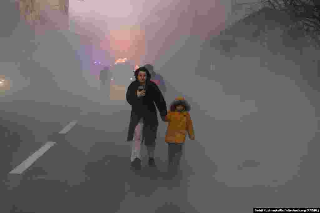 Дзіця адводзяць ад месца ўдару расейскай авіяцыі па Кіеве, 20 сьнежня 2024&nbsp;