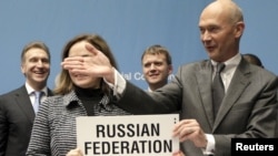 Генеральный директор ВТО Паскаль Лами с российской делегацией после подписания присоединения РФ к Всемирной торговой организации 16 декабря 2011 года  