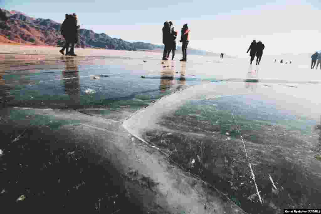 Лед здесь довольно толстый, но местами он растрескивается под ногами, проверяя зевак на бдительность.