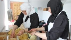 Sute de ouă roșii și cozonaci. Pregătiri de Paște, la Mănăstirea Japca