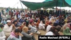 د جانیخیلو اوسېدونکي د ۲۰۲۱ز کال په مارچ کې د څلورو هلکانو د مړو موندل کېدو وروسته د پرلت پر مهال، انځور له ارشیفه 