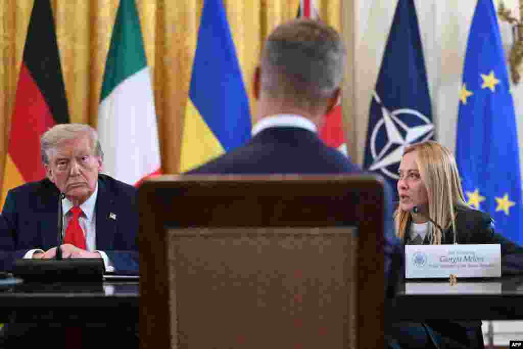 Дональд Трамп та Джорджа Мелоні сидять навпроти президента Фінляндії Олександра Стубба.«Міжнародні медіа можуть запитати, чому тут присутній президент Фінляндії. Думаю, причина полягає в тому, що, можливо, ми й невелика країна, але в нас довгий кордон із Росією – понад 800 миль -– і, звісно, ми маємо власний історичний досвід у відносинах з нею», – сказав Стубб