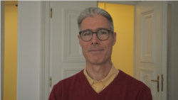 „Azt nem lehet csinálni, hogy egy bizonyos hallgatóra puhább szabályok vonatkoznak, mint a többiekre” – interjú a kirúgott egyetemi tanárral