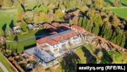 Britan şazadasy Endrusdan Timur Kulibaýew tarapyndan satyn alnan Sunninghill Park emlägindäki täze jaý