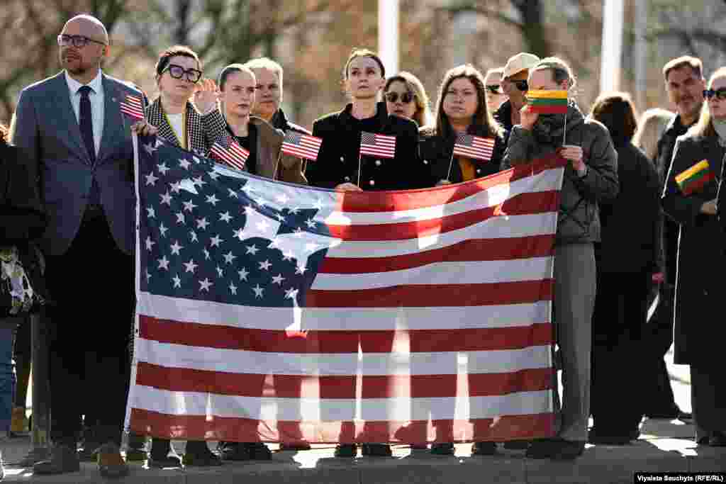 Литвада хәрби күнегүләр вакытында һәлак булган АКШның дүрт солдаты белән Вильнюста хушлашу. 