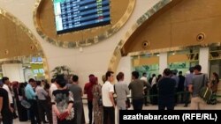 Люди в пассажирском терминале аэропорта Ашхабада