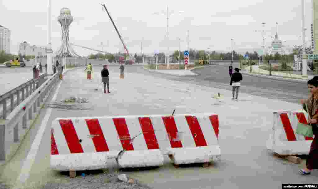 Andalyp we '10 ýyl &nbsp;abadançylyk' köçesiniň çatrygyndaky täze ýerasty geçelgäniň açylyşyna taýýarlyk görülýär.