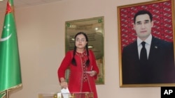 Портрет президента Сердара Бердымухамедова на избирательном участке в Ашхабаде. 26 марта 2023 года