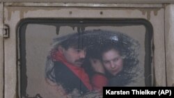 Чеченская пара в автобусе, отправляющемся из Грозного во время первой войны в Чечне. 22 января 1995 год